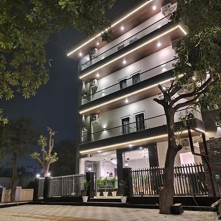 Emerald Suites เกรทเตอร์นอยดา ภายนอก รูปภาพ