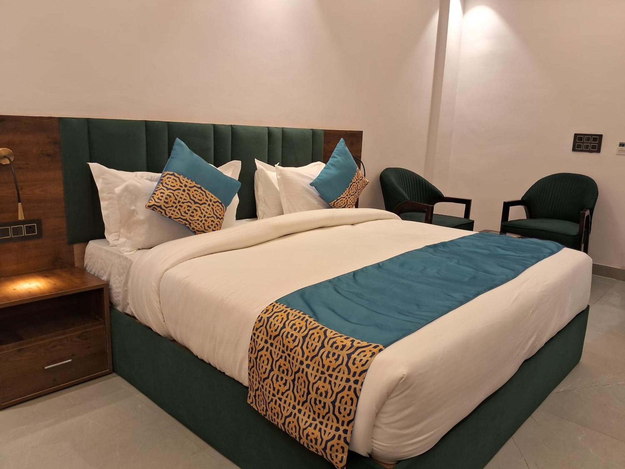 Emerald Suites เกรทเตอร์นอยดา ห้อง รูปภาพ