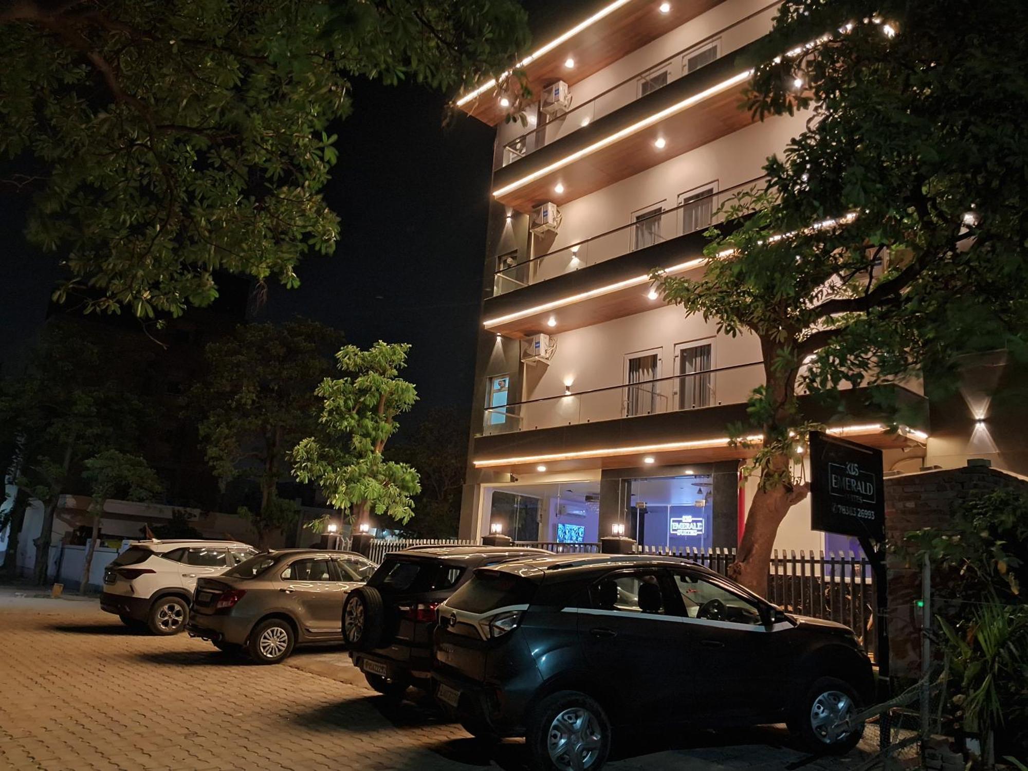 Emerald Suites เกรทเตอร์นอยดา ภายนอก รูปภาพ
