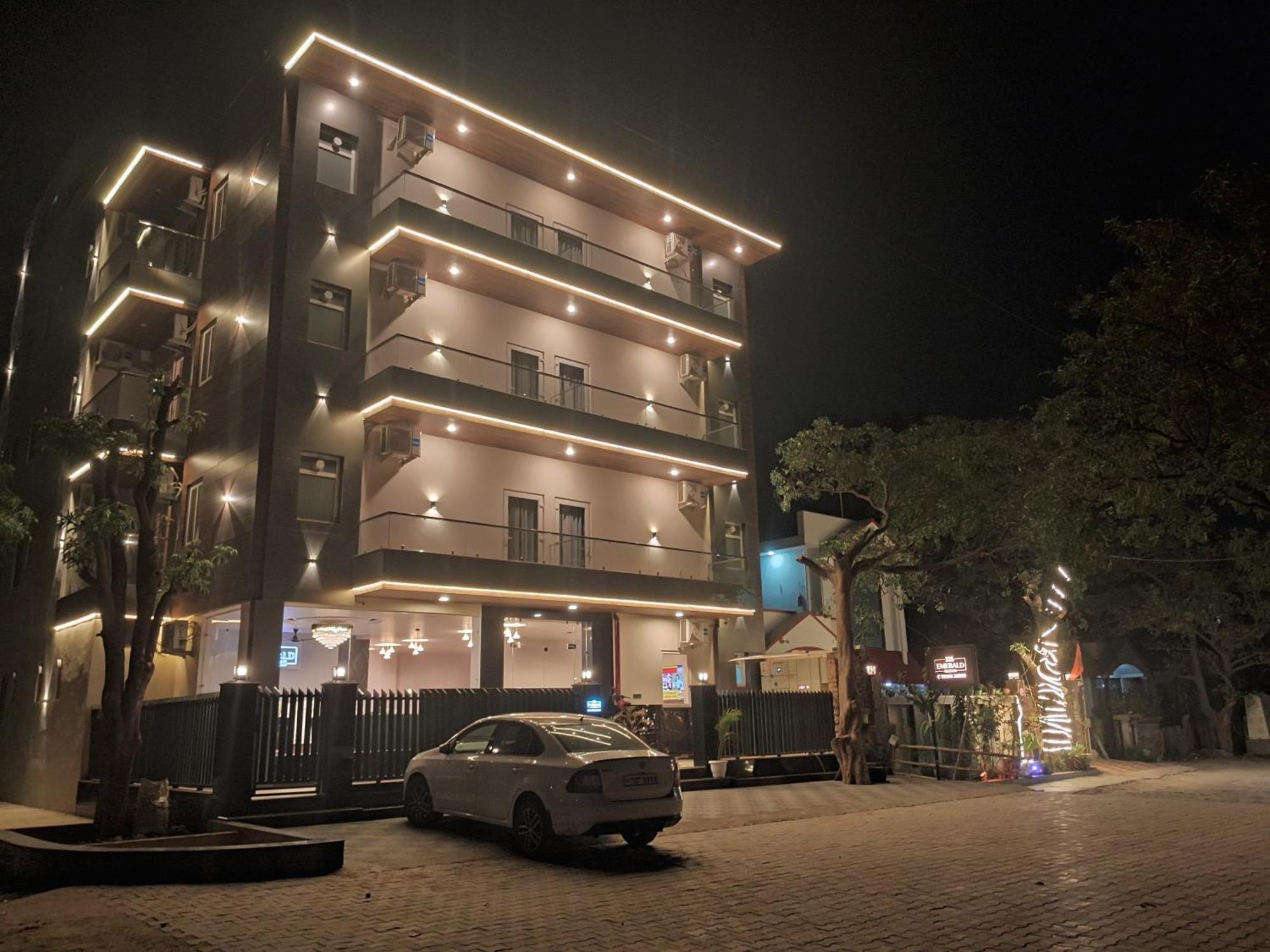 Emerald Suites เกรทเตอร์นอยดา ภายนอก รูปภาพ